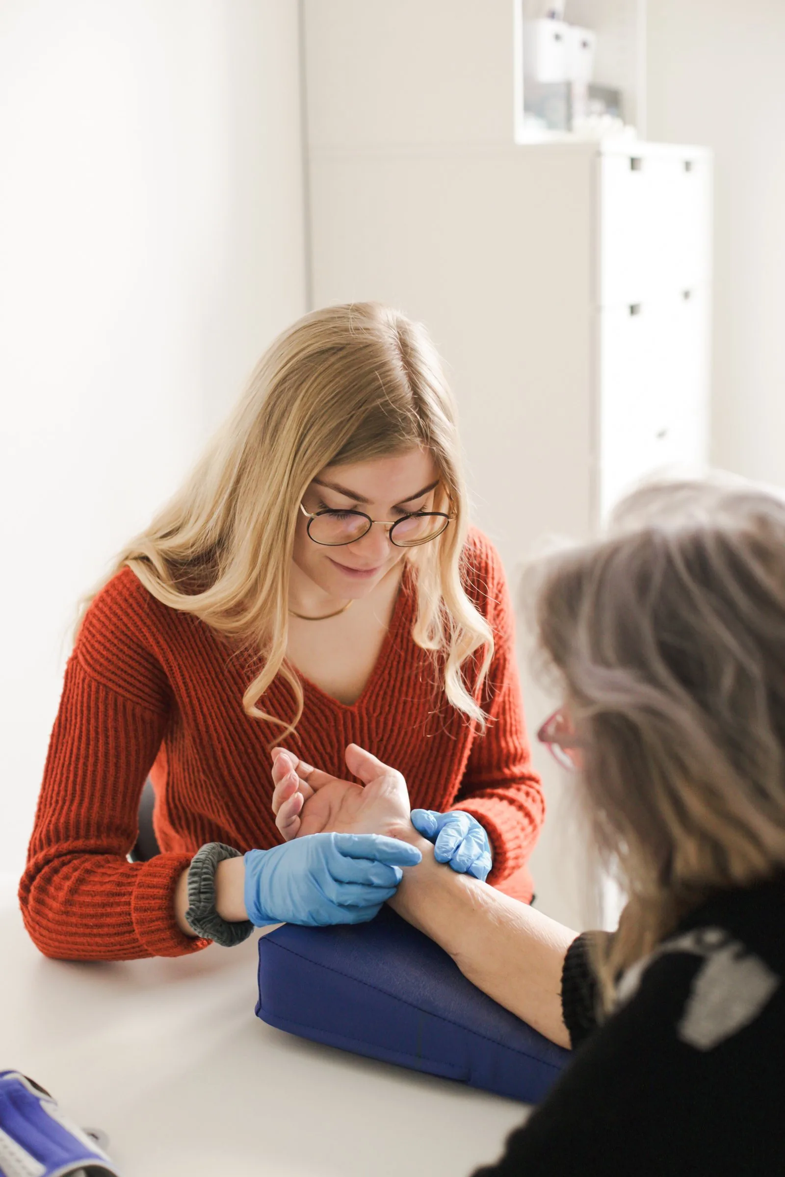 Behandlungssituation: Handtherapie in der Praxis ErgoLogo