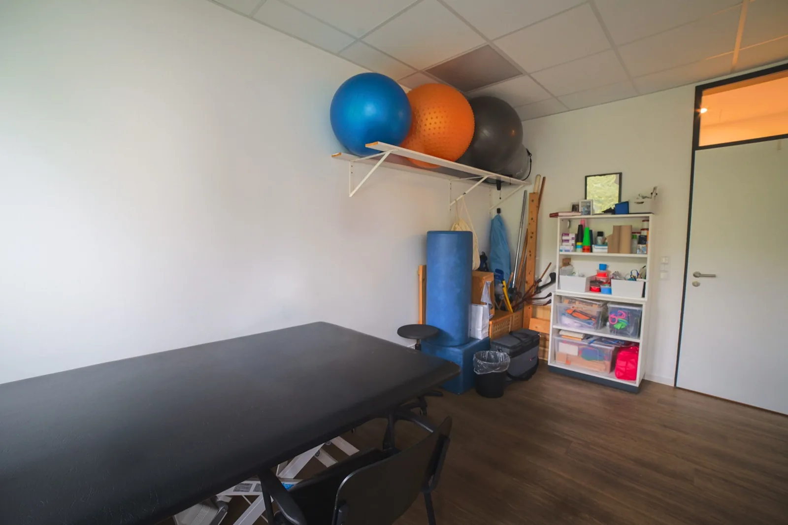 Behandlungsraum mit Therapieliege