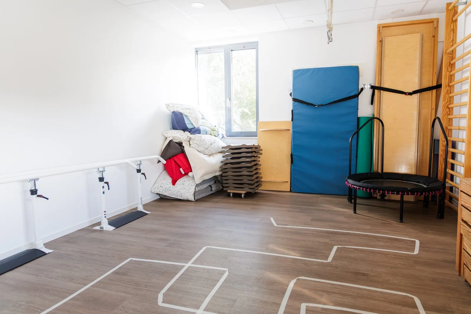 Bewegungsraum mit Sprossenwand und Trampolin