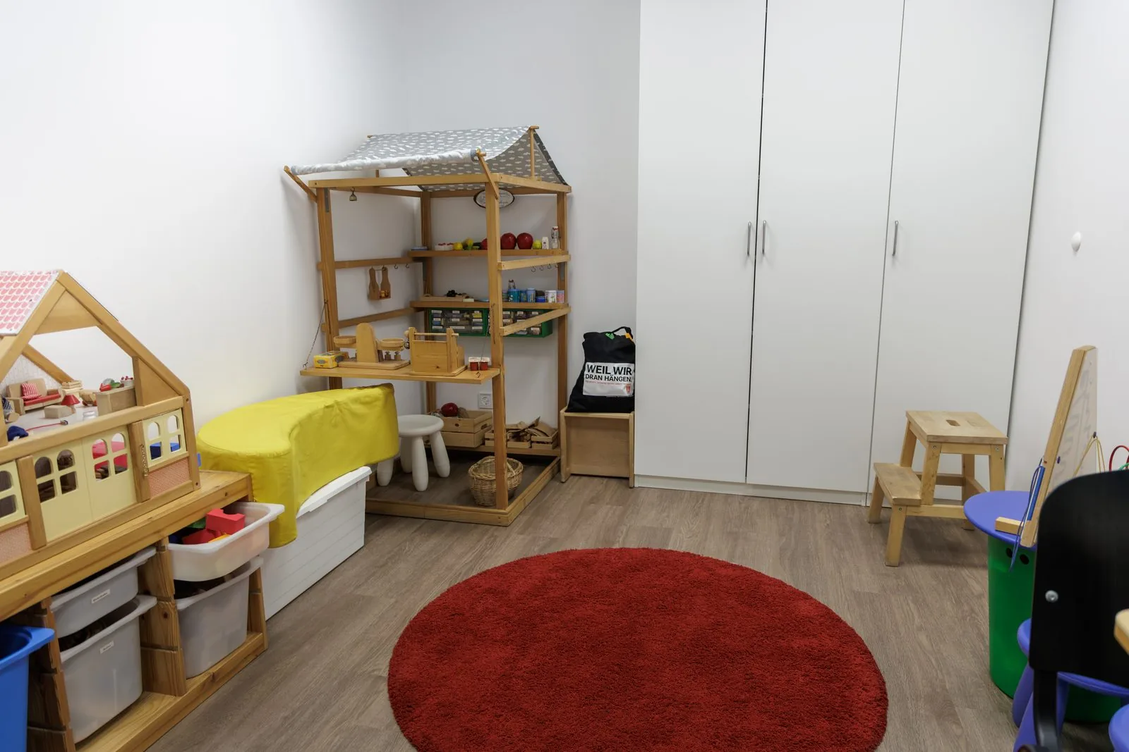 Pädiatrie mit Spielmaterial und Regalen