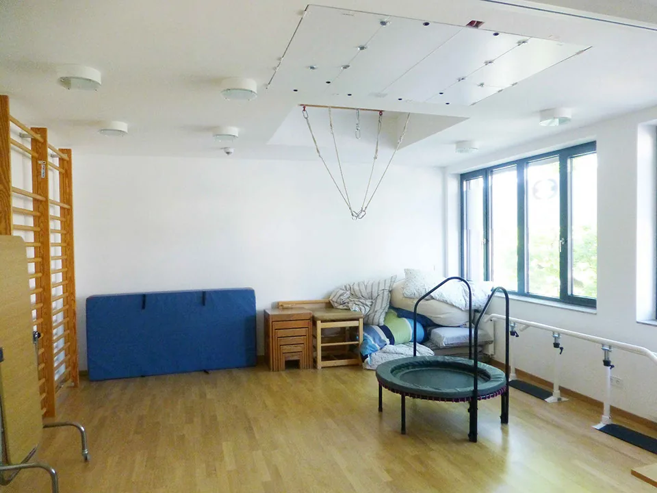 Therapieraum mit Deckenaufhängung