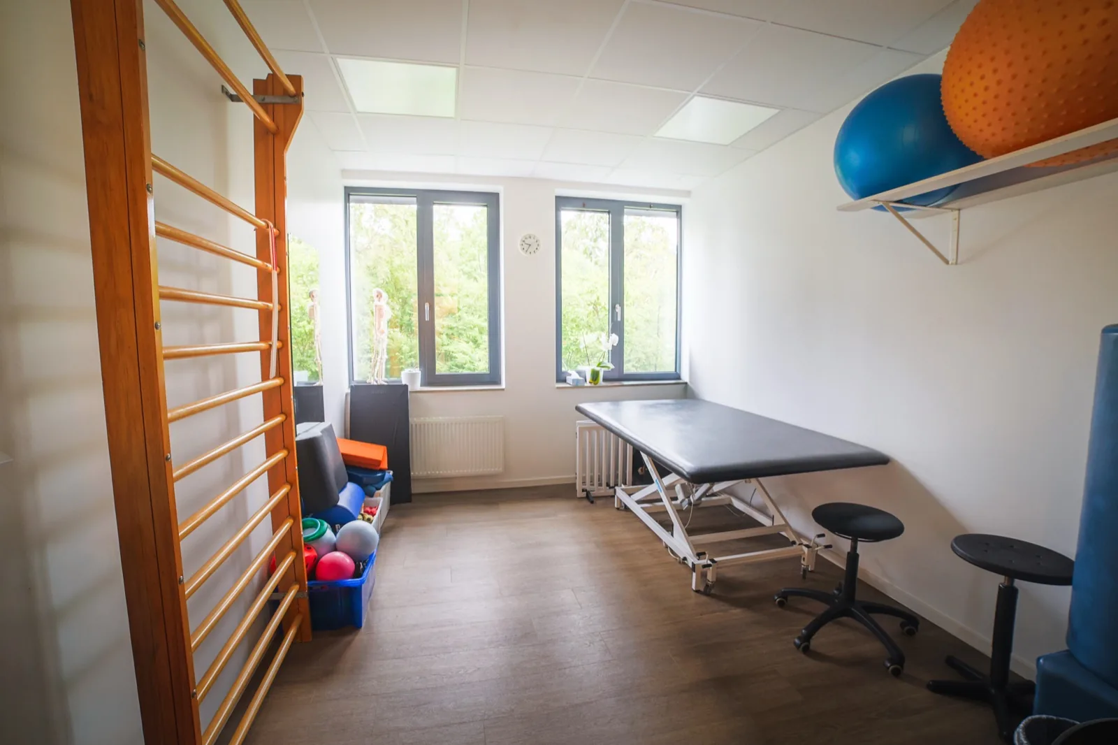 Behandlungsraum mit Therapieliege
