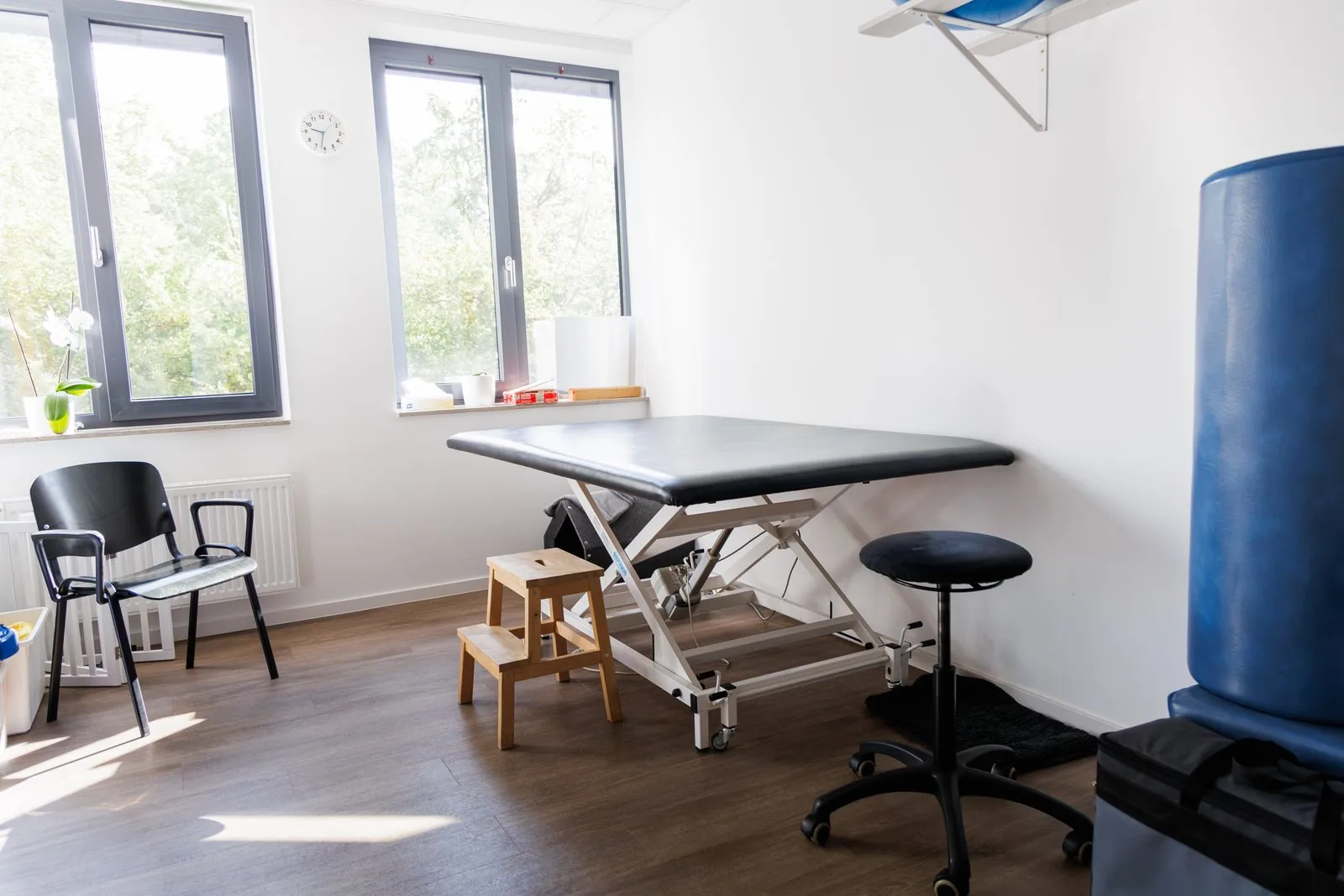 Behandlungsraum mit höhenverstellbarer Liege