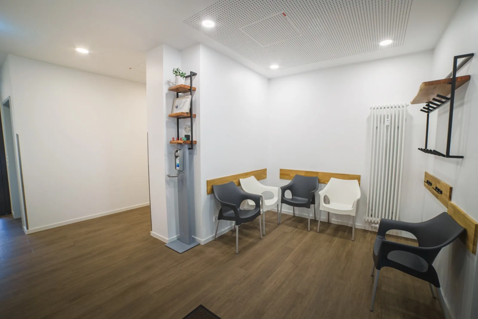 Wartebereich mit Garderobe