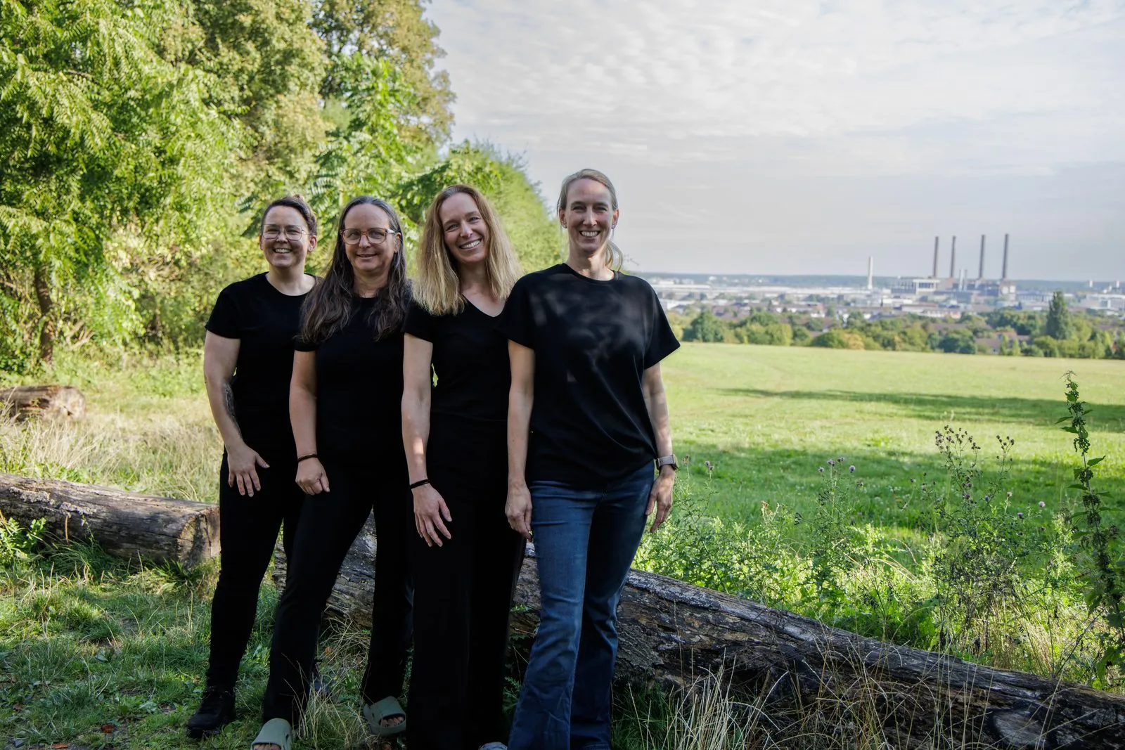 Das Leitungsteam der Praxis ErgoLogo vor der Kulisse Wolfsburgs